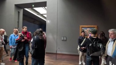 Bir sanat galerisinde kalabalık hareketi ve etkileşimi