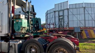 Avustralya, Coonabarabran 'da büyük ekipman taşıyan bir kamyon.