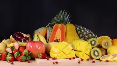 Çeşitli taze meyvelerden oluşan canlı bir karışım.