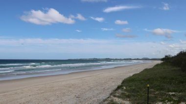 Sakin bir sahil ve sahil yolunun zamanlaması