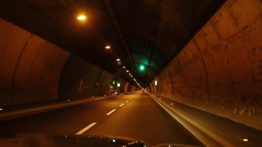 Piedmont, İtalya 'da bir tünelde araba yolculuğu.