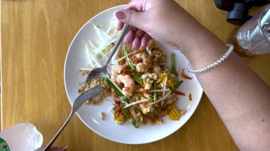 Lezzetli Pad Thai yemeğinin tadını çıkarıyorum