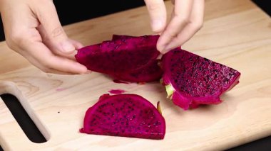 Elleri doğramak ve canlı ejderha meyvelerini soymak.