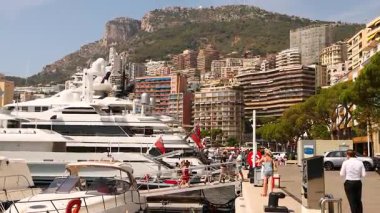 Yatlar Monte Carlo rıhtımına yanaştı.