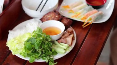 Bun Cha yemeği için malzemeleri birleştiriyorum.