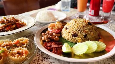 Çeşitli yemeklerle dolu canlı bir Tayland yemeği.