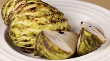 Elma dilimlenmiş ve bir tabakta sergilenmiş.