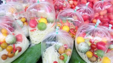 Tayland salatası için malzemeleri birleştiriyorum.