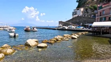 Kayalık bir rıhtıma yanaşmış tekneler.