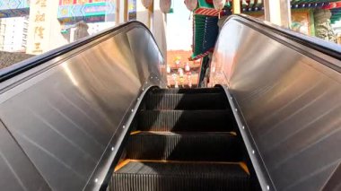 Ziyaretçiler canlı tapınakları ve çevreyi keşfediyorlar.