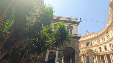 Napoli, İtalya 'da tarihi mimari ve yeşillik