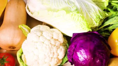 Siyah arka planda gösterilen çeşitli sebzeler