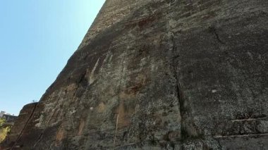 Napoli 'de tarihi kale duvarları boyunca bir yürüyüş