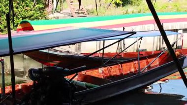 Khlong Lat Mayom Yüzen Piyasası 'nda gezinen tekne