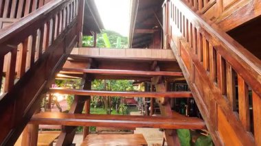 Yeşillik çevresi olan ahşap mimari.