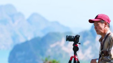 Phang Nga 'daki manzaralı manzaraya kamera yerleştiren adam