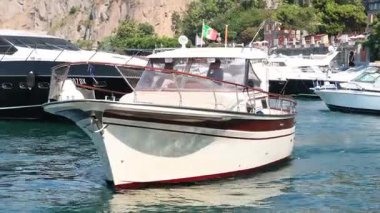 Sorrento, Napoli, İtalya 'da çok sayıda tekne manevra yapıyor.