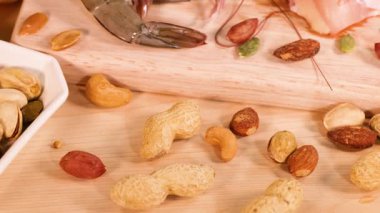 Çeşitli fındık, et, deniz ürünleri ve süt ürünleri.