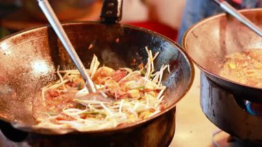 Bangkok 'un yüzen pazarında karıştırıcı Pad Thai
