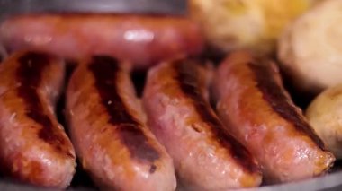 Sosis ve mantarlar ızgarada cızırdıyor