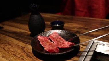 Izgarada et dilimleyip ızgara yapmak.