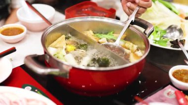 Bangkok 'ta taze malzemelerle güveç hazırlıyorum.