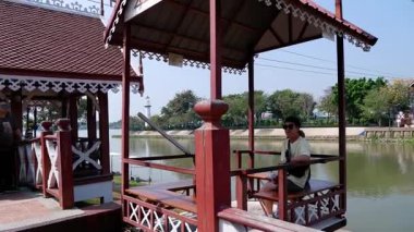 Nehir kıyısında teleferiğe binen insanlar.