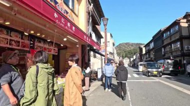 Geleneksel bir pazar caddesini keşfeden yayalar