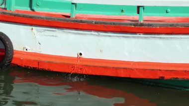 Sabit bir tekne sakin suda hafifçe sallanır.