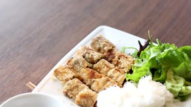 Geleneksel Vietnam yemeği, erişte ve sebzeli.