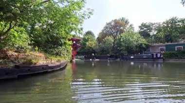 Yeşil ve duvar yazıları olan sakin bir nehir manzarası.