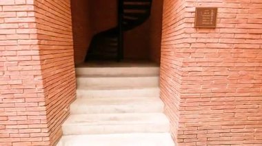 Duvarlarla çevrili sarmal merdivenlerde bir yolculuk.