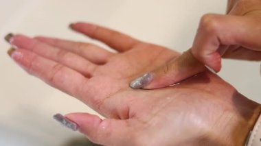 Bir göze kontak lens uygulama dizisi