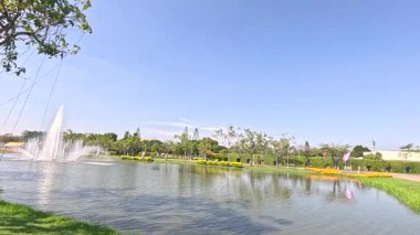 Bangkok 'ta şelale, çiçek ve yürüyüş yolu olan huzurlu park manzarası