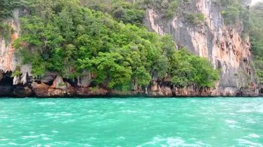 Krabi 'deki yemyeşil kayalıklar ve turkuaz sular