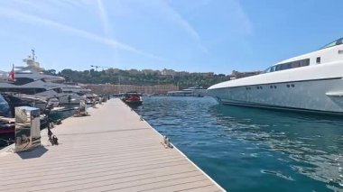 Monte Carlo 'ya bir yat yanaşıyor ve yanaşıyor.