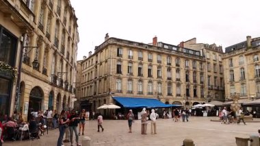 İnsanlar Bordeaux 'da hayat dolu bir sokakta eğleniyor.