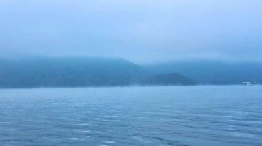 Chiang Mai, Tayland 'da dağları olan sisli nehir.