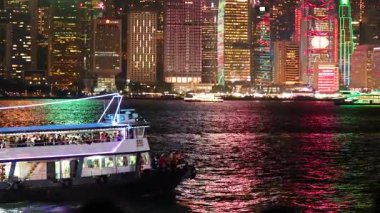 Hong Kong ışık gösterisi sırasında tekne turu.