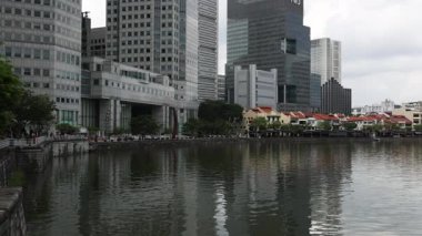 Bir şehrin yansıtıcı bir nehir boyunca zaman aşımına uğraması.