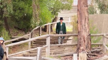 İnsanlar Sovereign Hill 'de dönemin kıyafetleri içinde yürüyorlar.