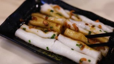 Çubuklar pirinç eriştesi topluyor.