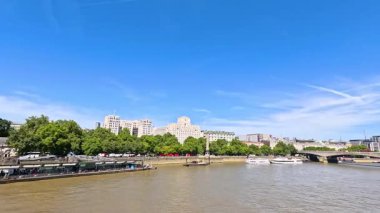 Thames Nehri 'nin Londra' daki manzarası