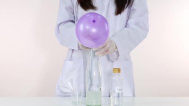 Kimyasal reaksiyon kullanarak balon şişirmek