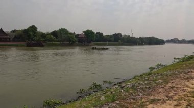 Geçen teknelerle sakin bir nehrin zamanı.