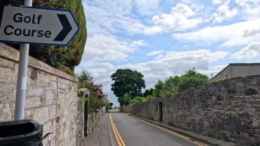 İskoçya, Fife 'daki golf sahasına giden yol.