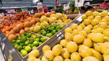 Bir Melbourne süpermarketinde çeşitli meyveler sergileniyor