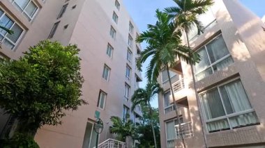 Modern bir apartmanın gündüz manzarası