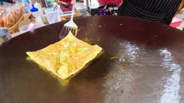 Satıcı Kanchanaburi 'de tavada kızartılmış roti hazırlıyor.
