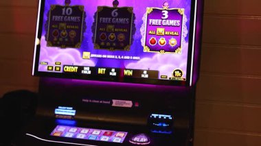 Oyuncu kumarhane kumar makinesiyle etkileşim halinde